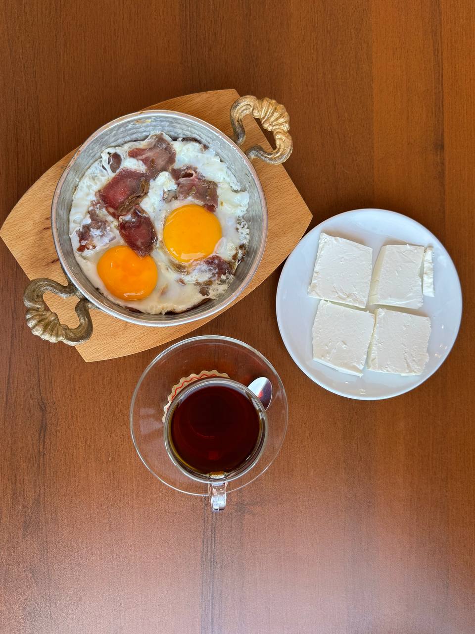 Pastırmalı Yumurta +Beyaz Peynir + Çay