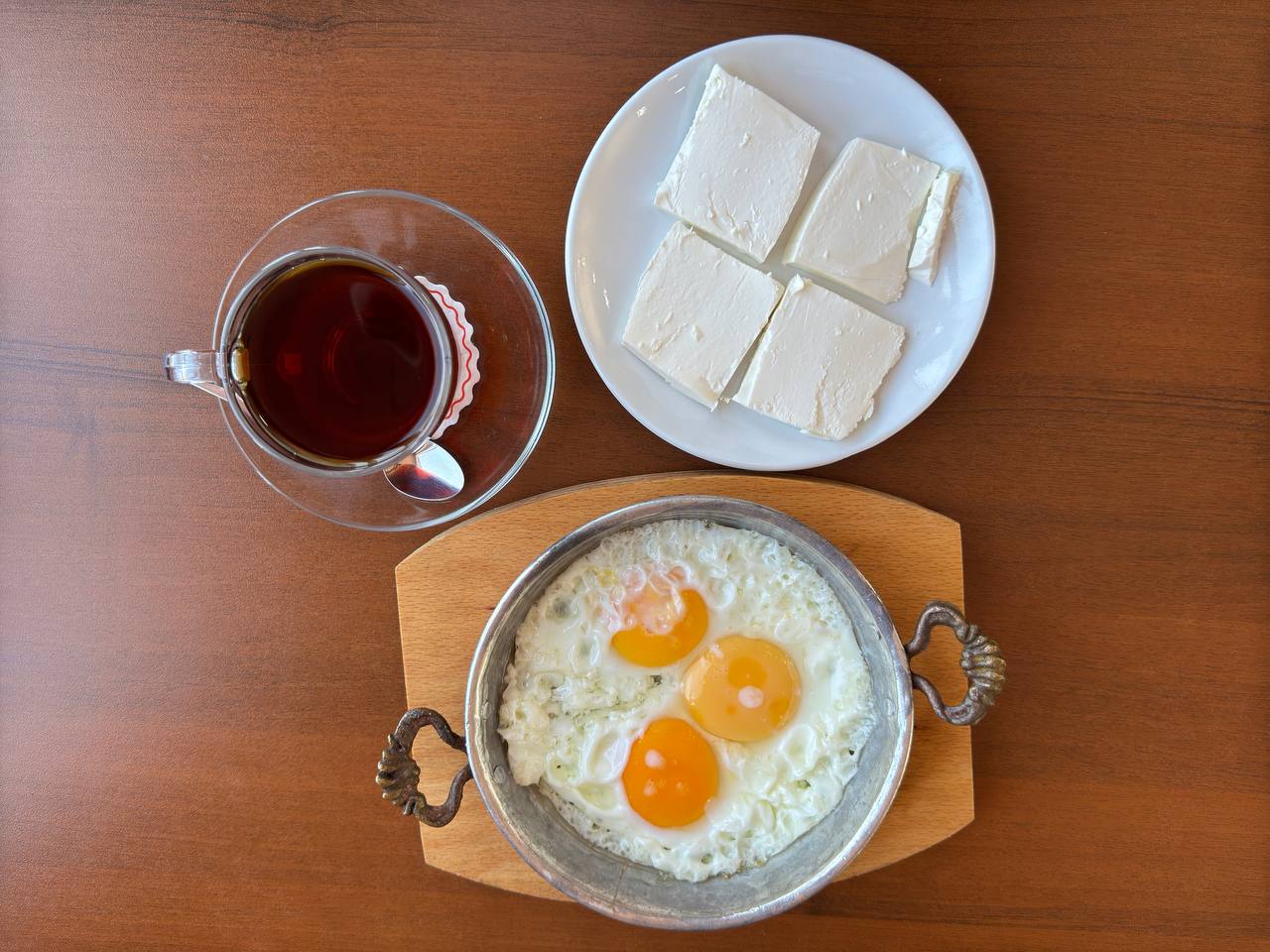 Yağda Yumurta +Beyaz Peynir + Çay