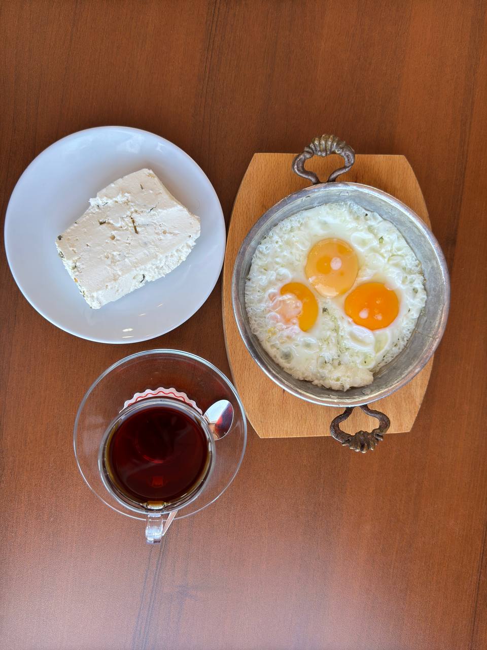 Yağda Yumurta + Otlu Peynir+ Çay
