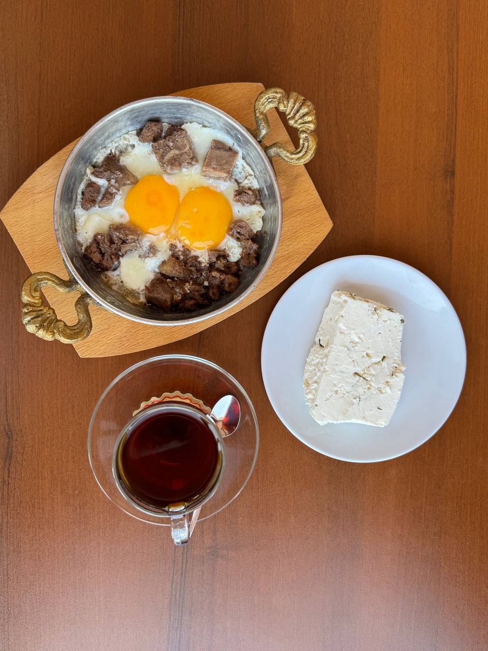 Kavurmalı Yumurta + Otlu Peynir+ Çay