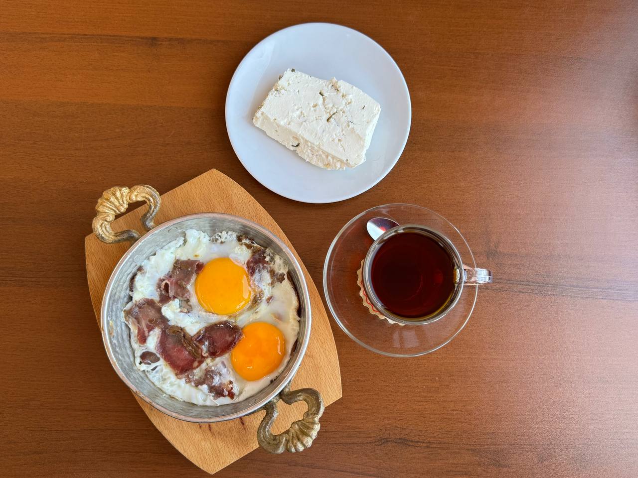 Pastırmalı Yumurta +Otlu Peynir + Çay