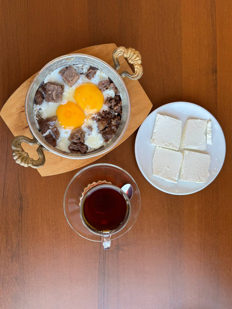 Kavurmalı Yumurta +Beyaz Peynir + Çay